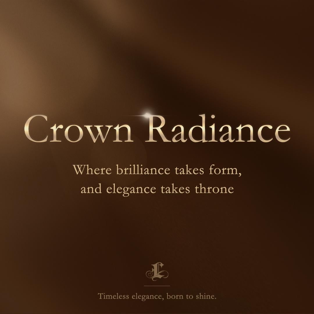 ella collezione Crown Radiance arriva un gioiello dal lignaggio regale e dalla grazia scolpita.
Ispirato alla classica lavorazione dell'oro europea, questo anello evoca la grandezza degli stemmi reali e degli ornamenti barocchi. Una luminosa perla