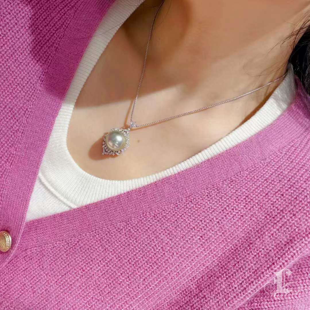 Grezzo Collana con ciondolo di diamanti e perle di Celadon di Tahiti in vendita