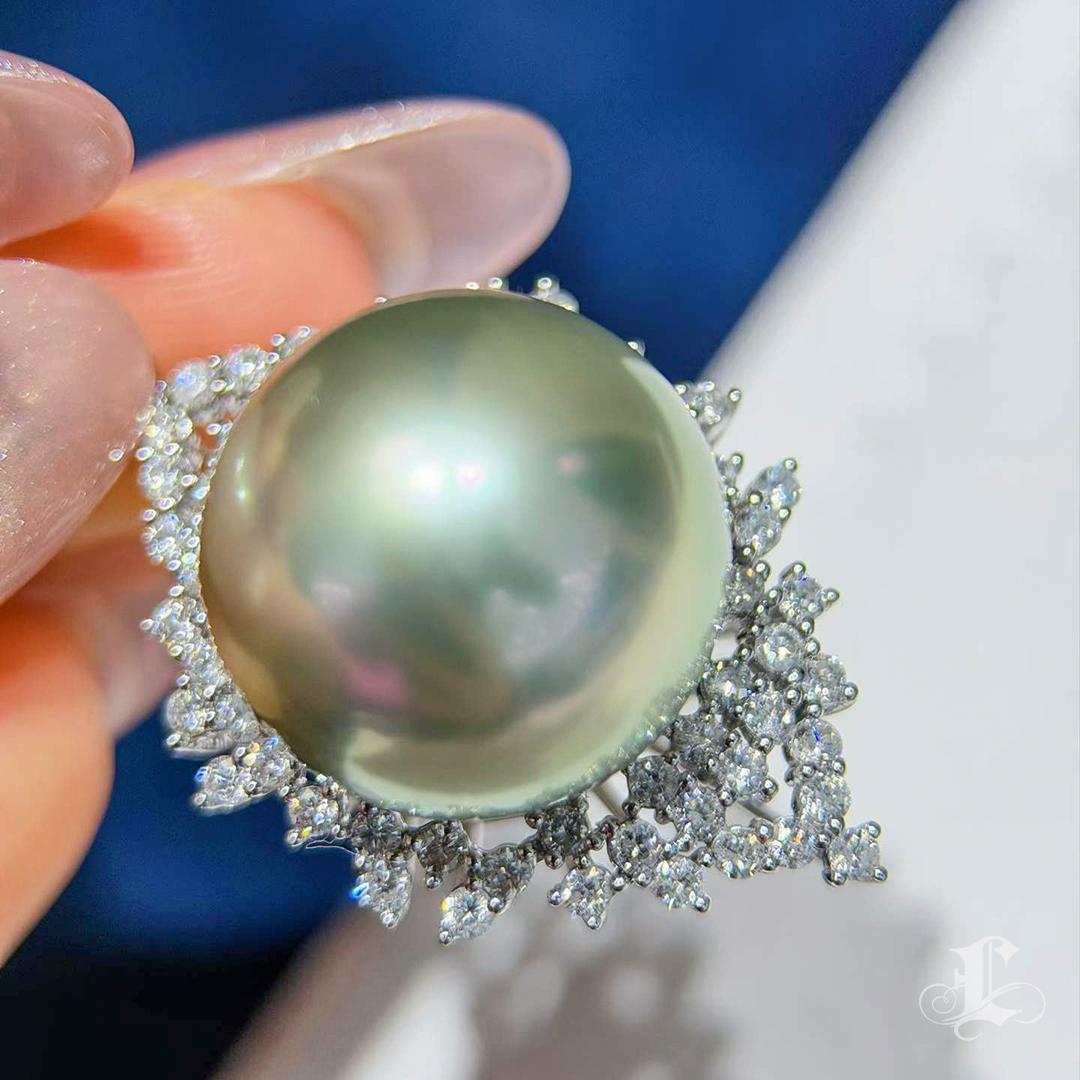 Collana con ciondolo di diamanti e perle di Celadon di Tahiti In condizioni Nuovo in vendita a New York, NY