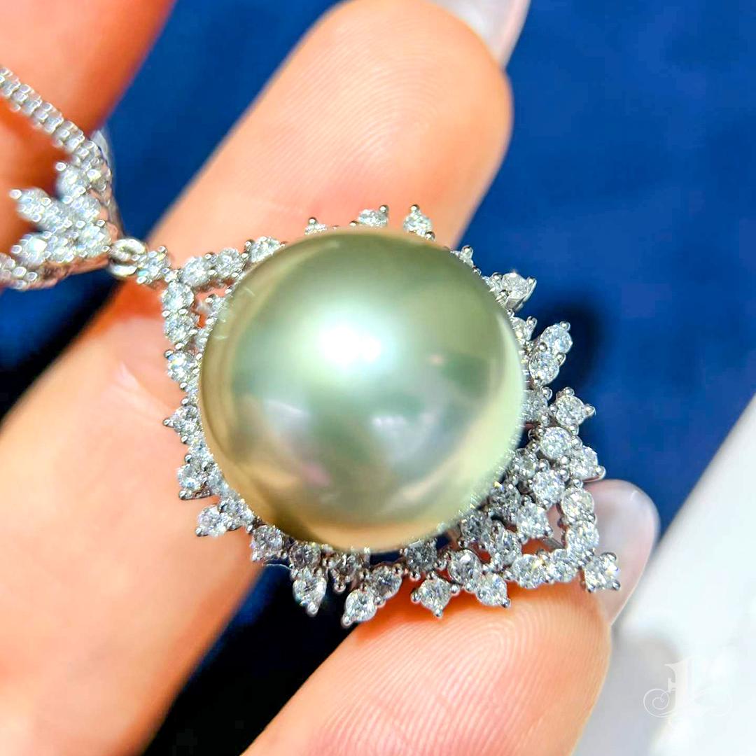 Donna Collana con ciondolo di diamanti e perle di Celadon di Tahiti in vendita