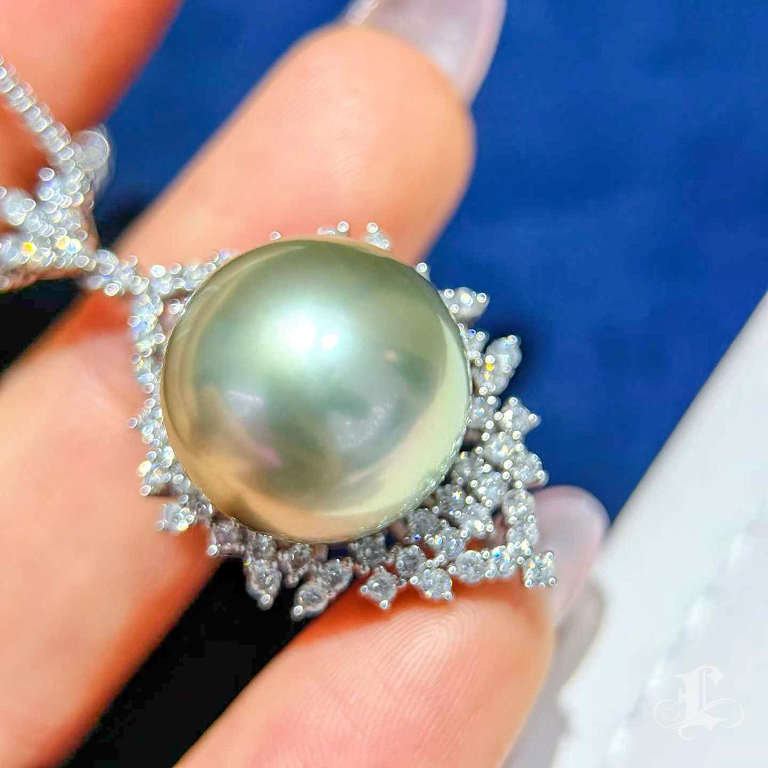 Collana con ciondolo di diamanti e perle di Celadon di Tahiti in vendita 1