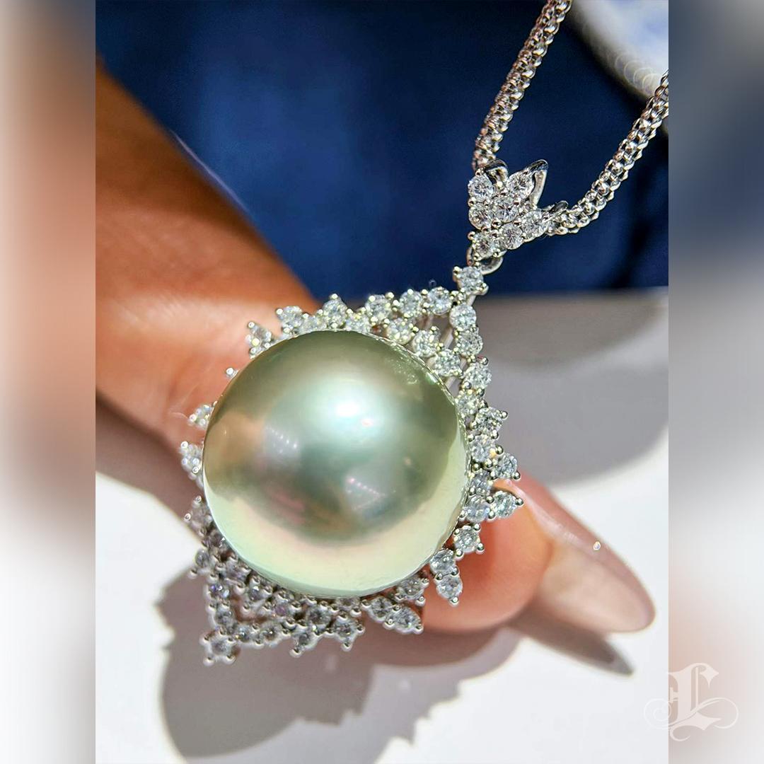Collana con ciondolo di diamanti e perle di Celadon di Tahiti in vendita 2