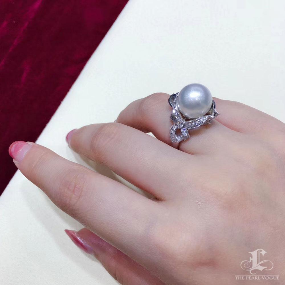 Anello di perle dei mari del Sud con fiocco di diamanti Aurora In condizioni Nuovo in vendita a New York, NY