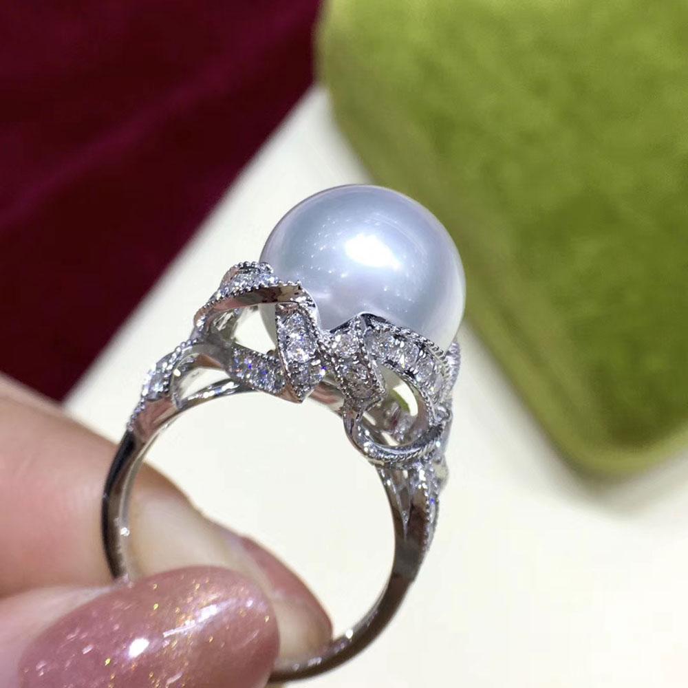 Anello di perle dei mari del Sud con fiocco di diamanti Aurora in vendita 2