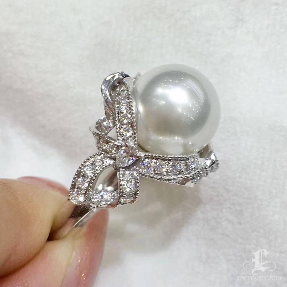 Anello di perle dei mari del Sud con fiocco di diamanti Aurora in vendita 3