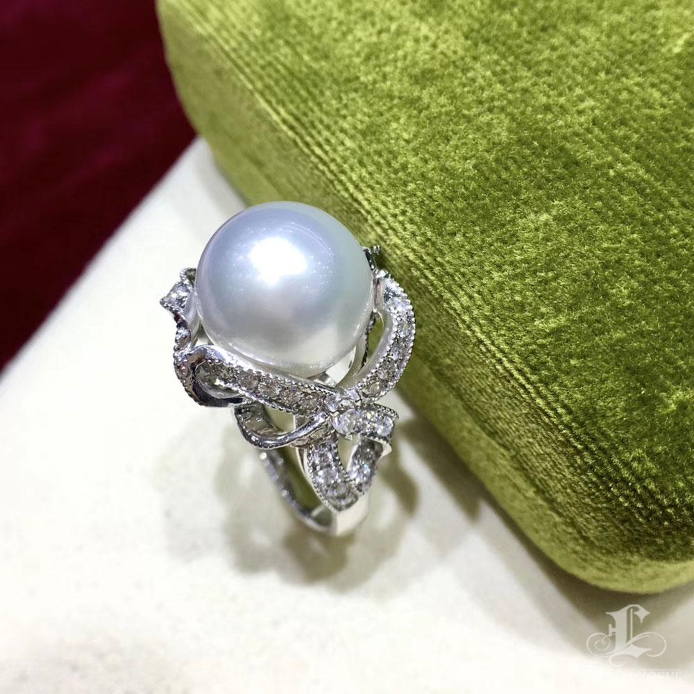 Anello di perle dei mari del Sud con fiocco di diamanti Aurora in vendita 4