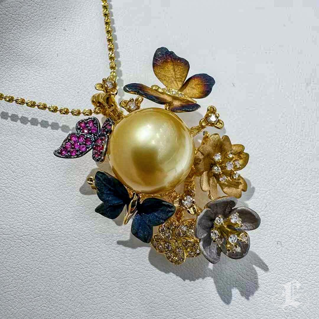 【Crown Radiance】Diamond Dust Butterfly Garden 14.3mm South Sea Pearl Pendant For Sale 1