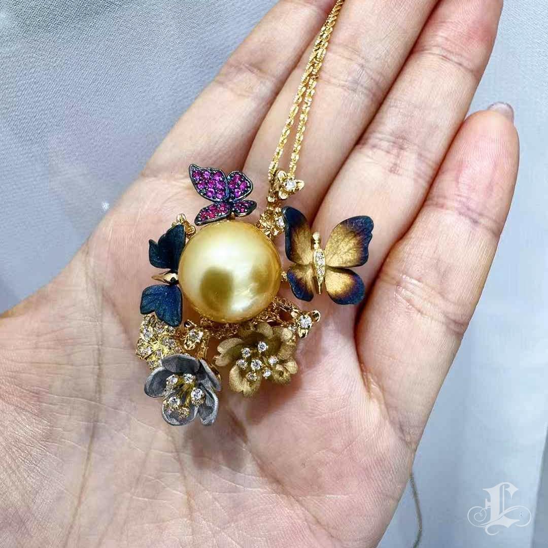 【Crown Radiance】Diamond Dust Butterfly Garden 14.3mm South Sea Pearl Pendant For Sale 2