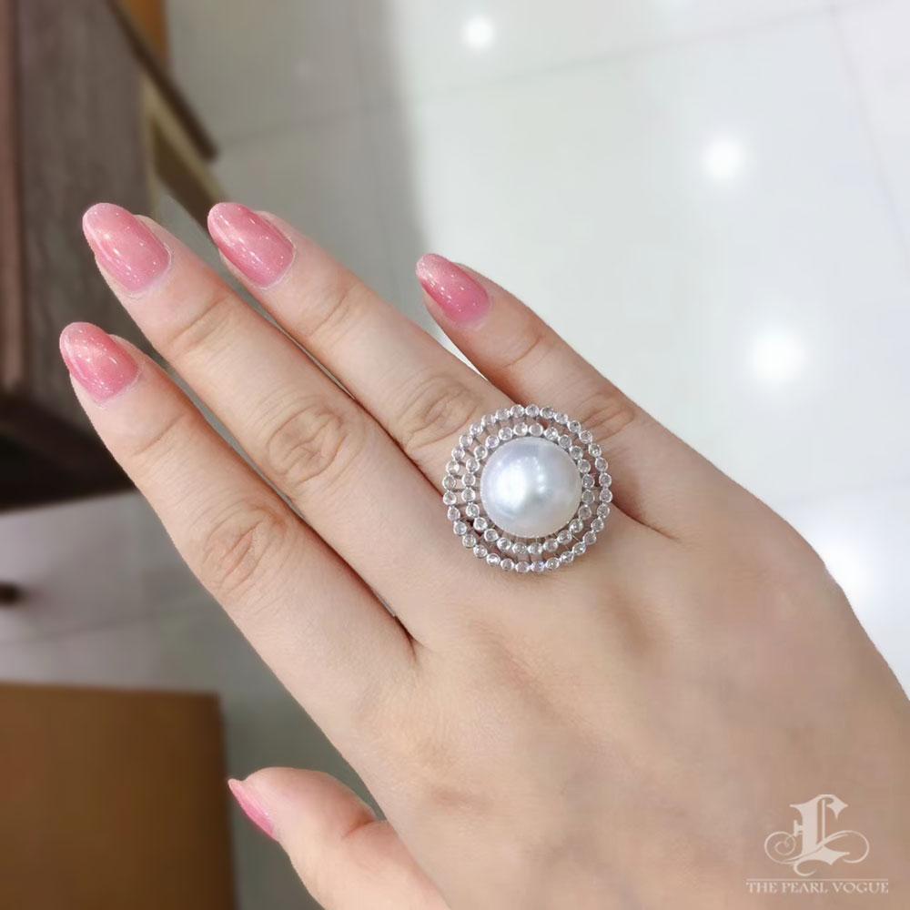 Anello da cocktail con diamante Sunburst Aurora e perle dei mari del sud In condizioni Nuovo in vendita a New York, NY