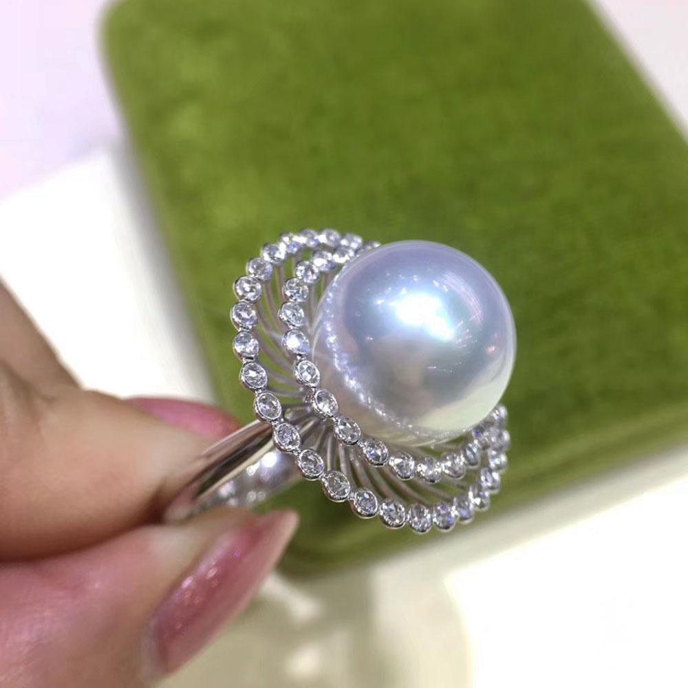 Anello da cocktail con diamante Sunburst Aurora e perle dei mari del sud in vendita 2