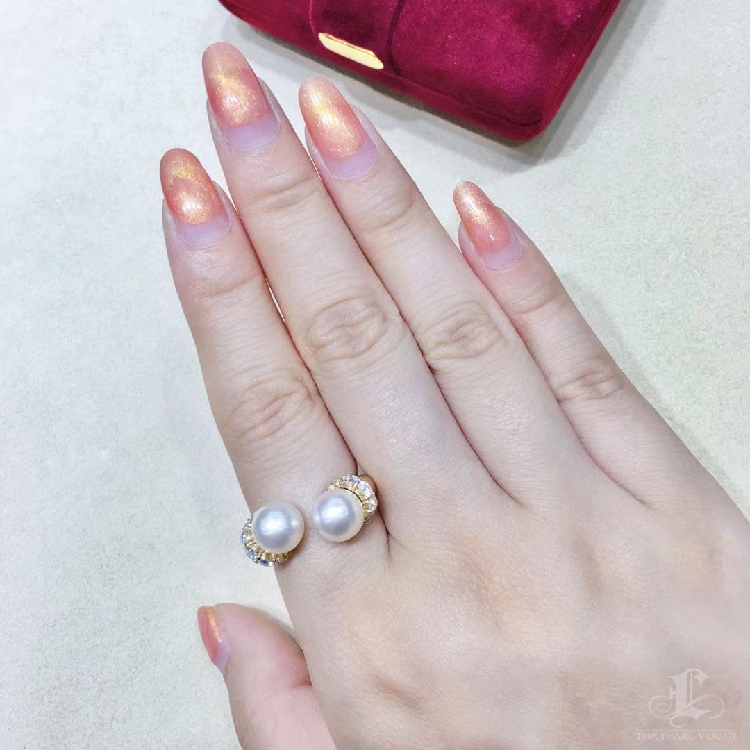 Grezzo Anello con doppia perla Akoya e diamanti in oro 18 carati in vendita