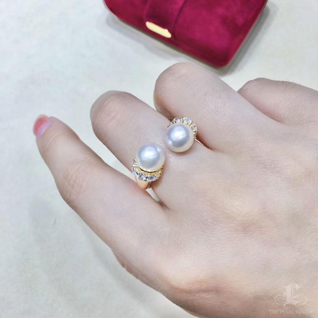 Anello con doppia perla Akoya e diamanti in oro 18 carati In condizioni Nuovo in vendita a New York, NY