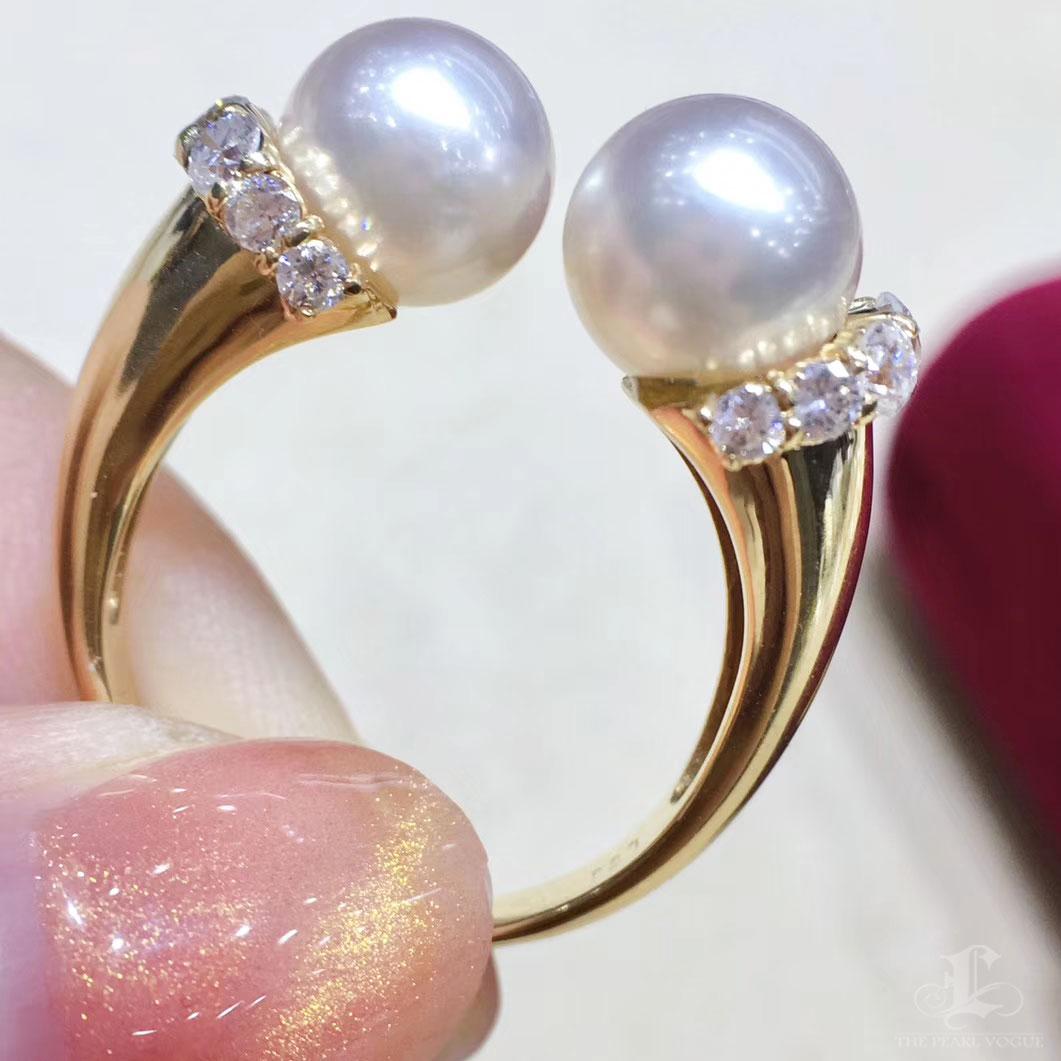 Donna Anello con doppia perla Akoya e diamanti in oro 18 carati in vendita