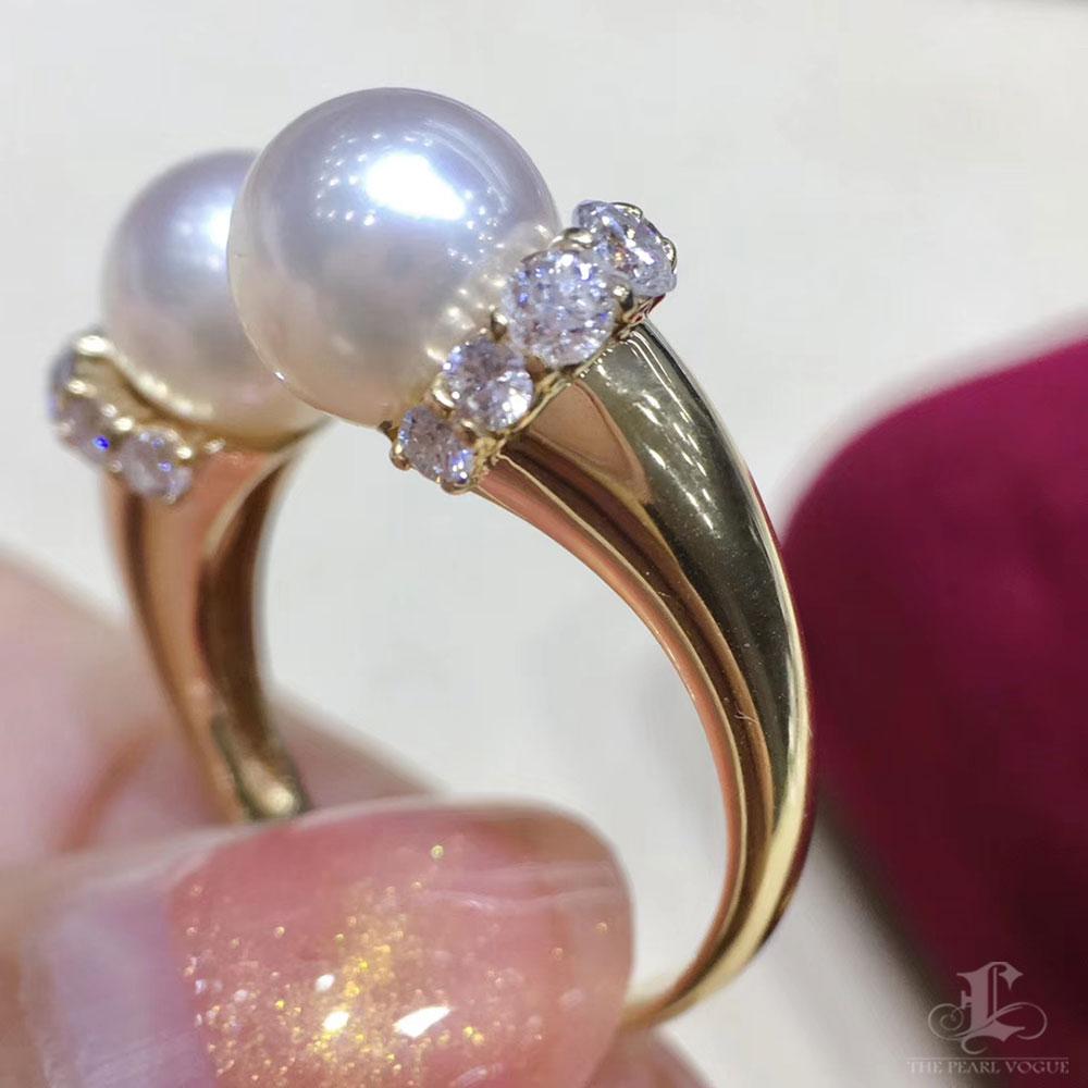 Anello con doppia perla Akoya e diamanti in oro 18 carati in vendita 2