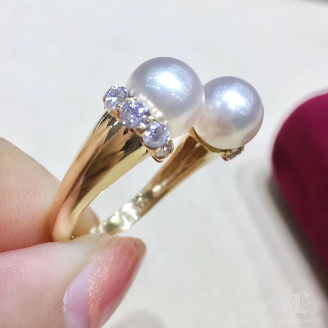 Anello con doppia perla Akoya e diamanti in oro 18 carati in vendita 3