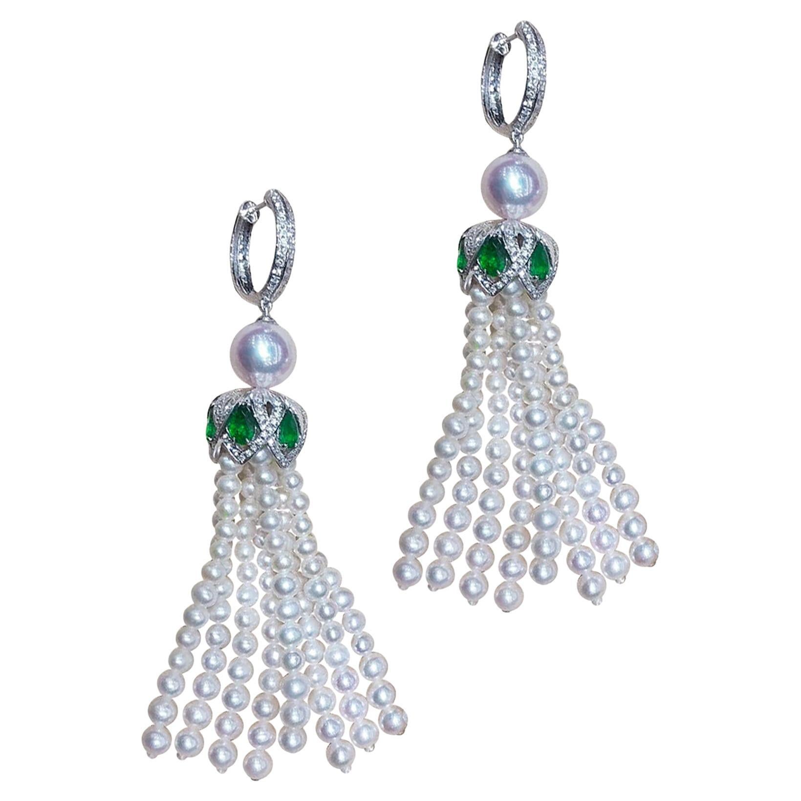 Orecchini di perle Akoya e diamanti con nappe color smeraldo