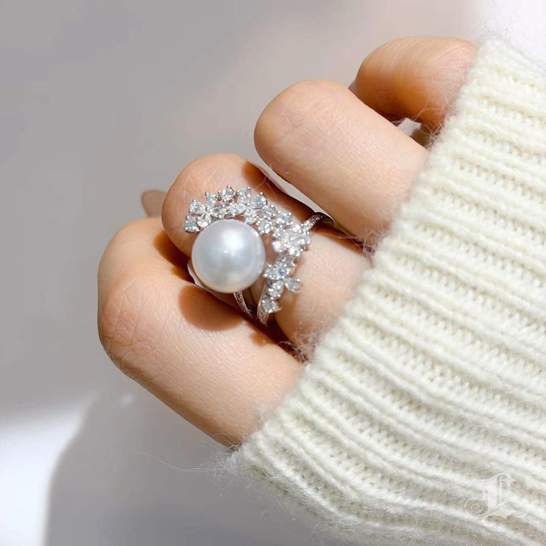 Anello con perle dei mari del sud e diamanti 