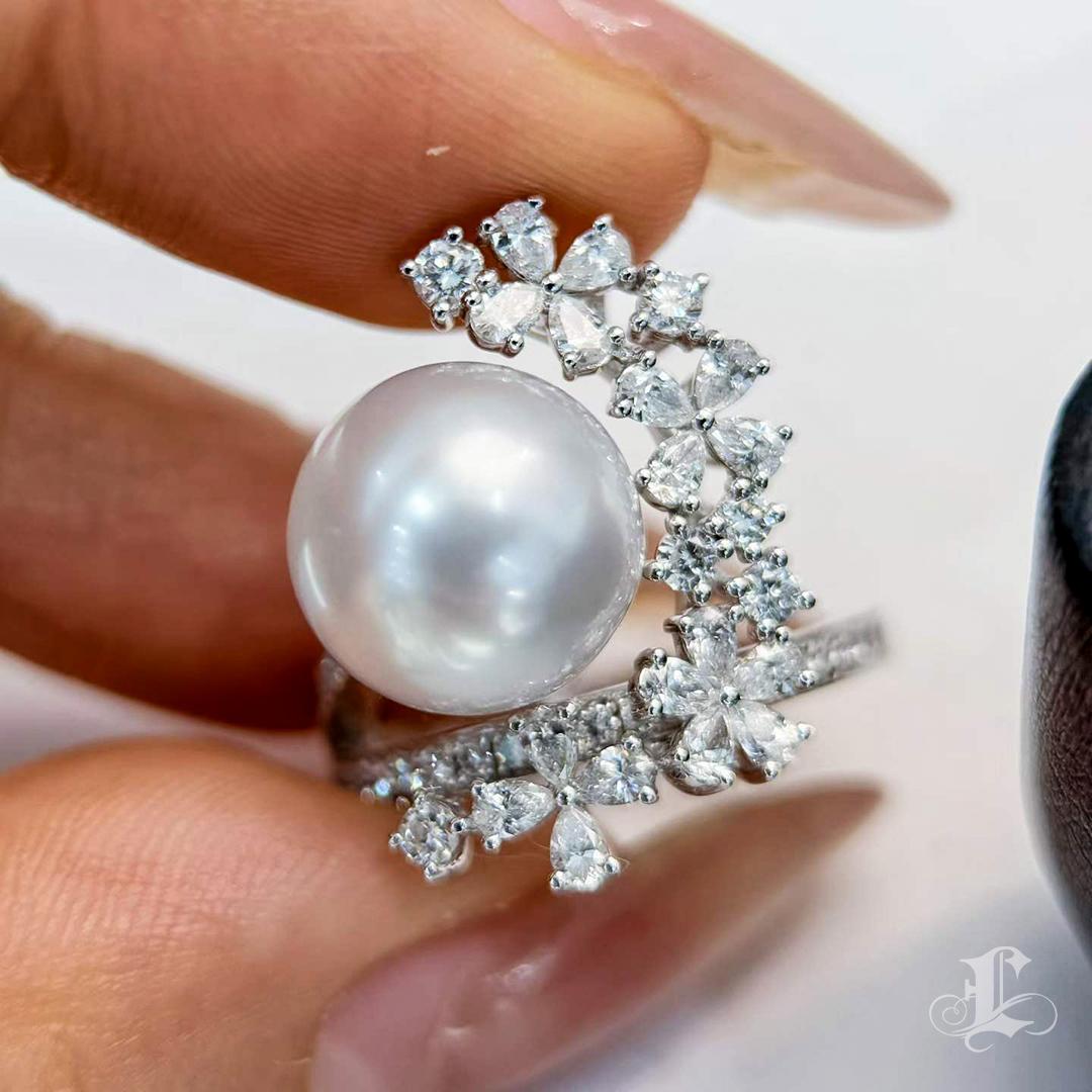 Donna Anello con perle dei mari del sud e diamanti 