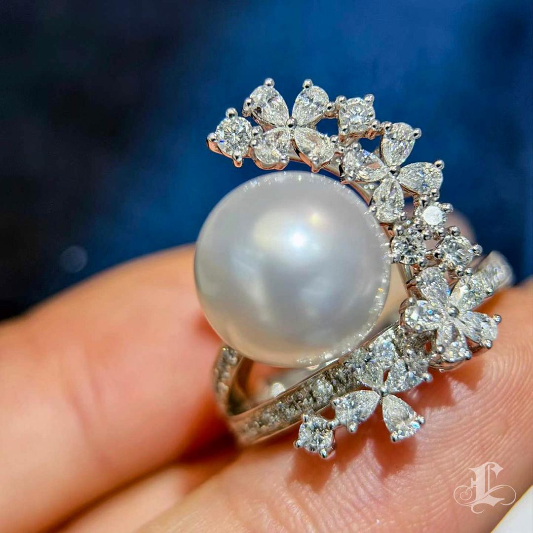 Anello con perle dei mari del sud e diamanti 