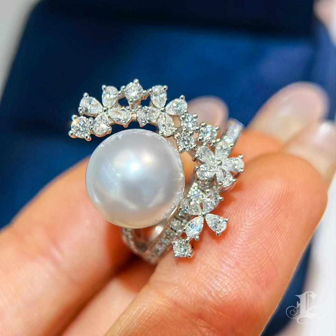 Anello con perle dei mari del sud e diamanti 