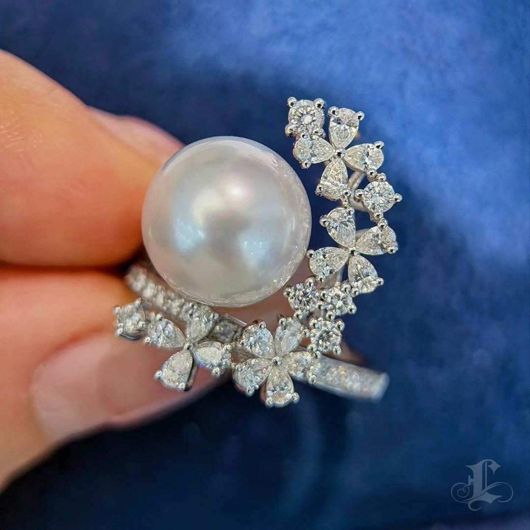 Anello con perle dei mari del sud e diamanti 