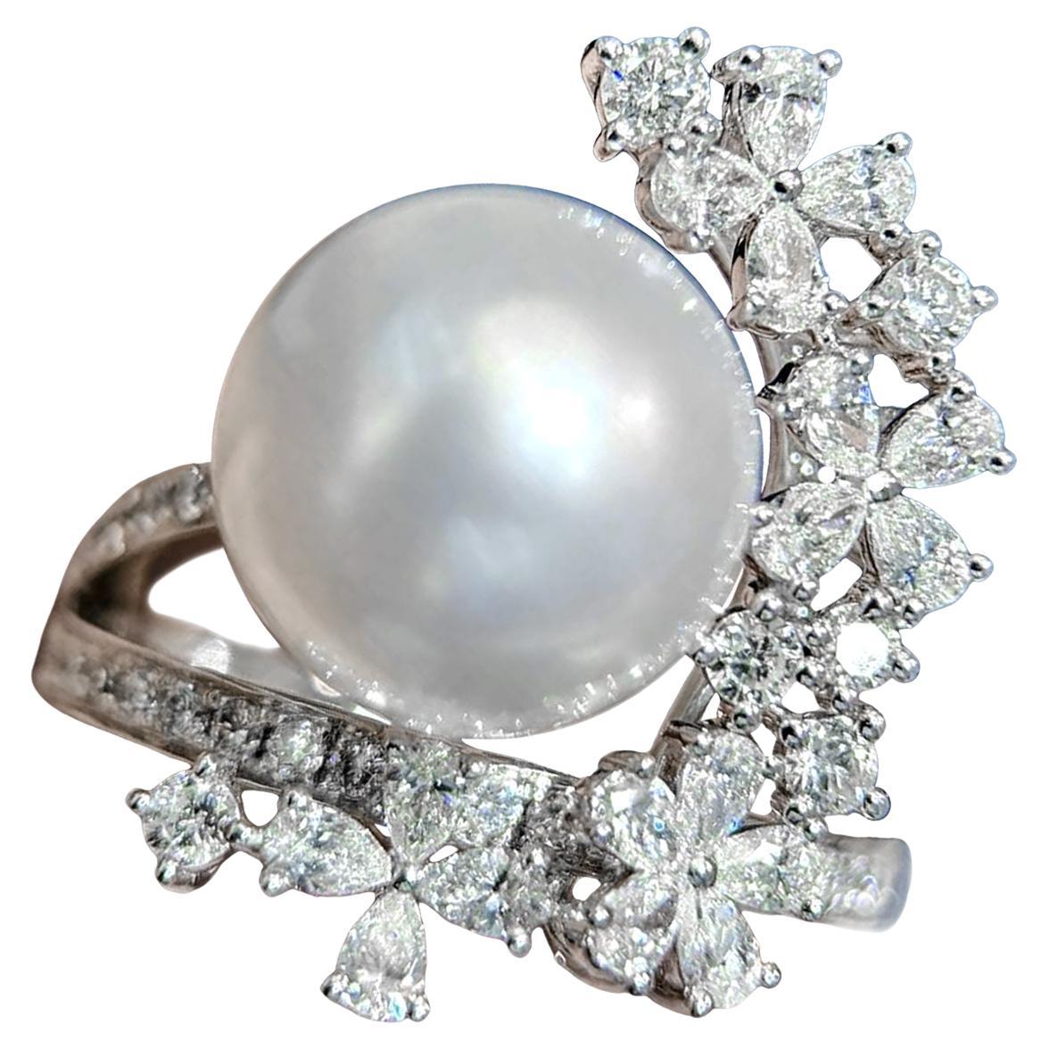 Anello con perle dei mari del sud e diamanti "Arco floreale Aurora".