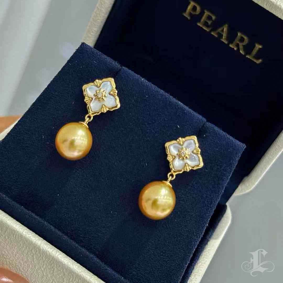 Orecchini a goccia con smalto floreale e perle dei mari del sud da 8-9mm In condizioni Nuovo in vendita a New York, NY