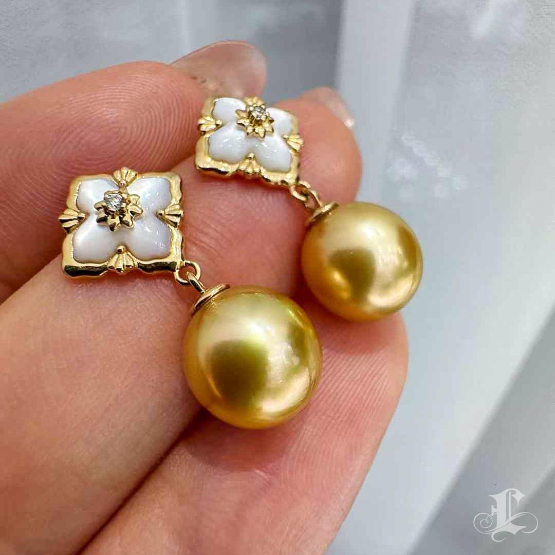 Donna Orecchini a goccia con smalto floreale e perle dei mari del sud da 8-9mm in vendita