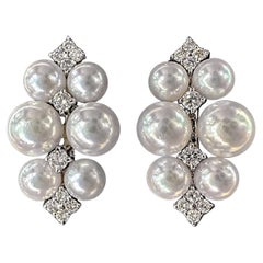 Orecchini con perle Aurora Akoya e diamanti a grappolo geometrico