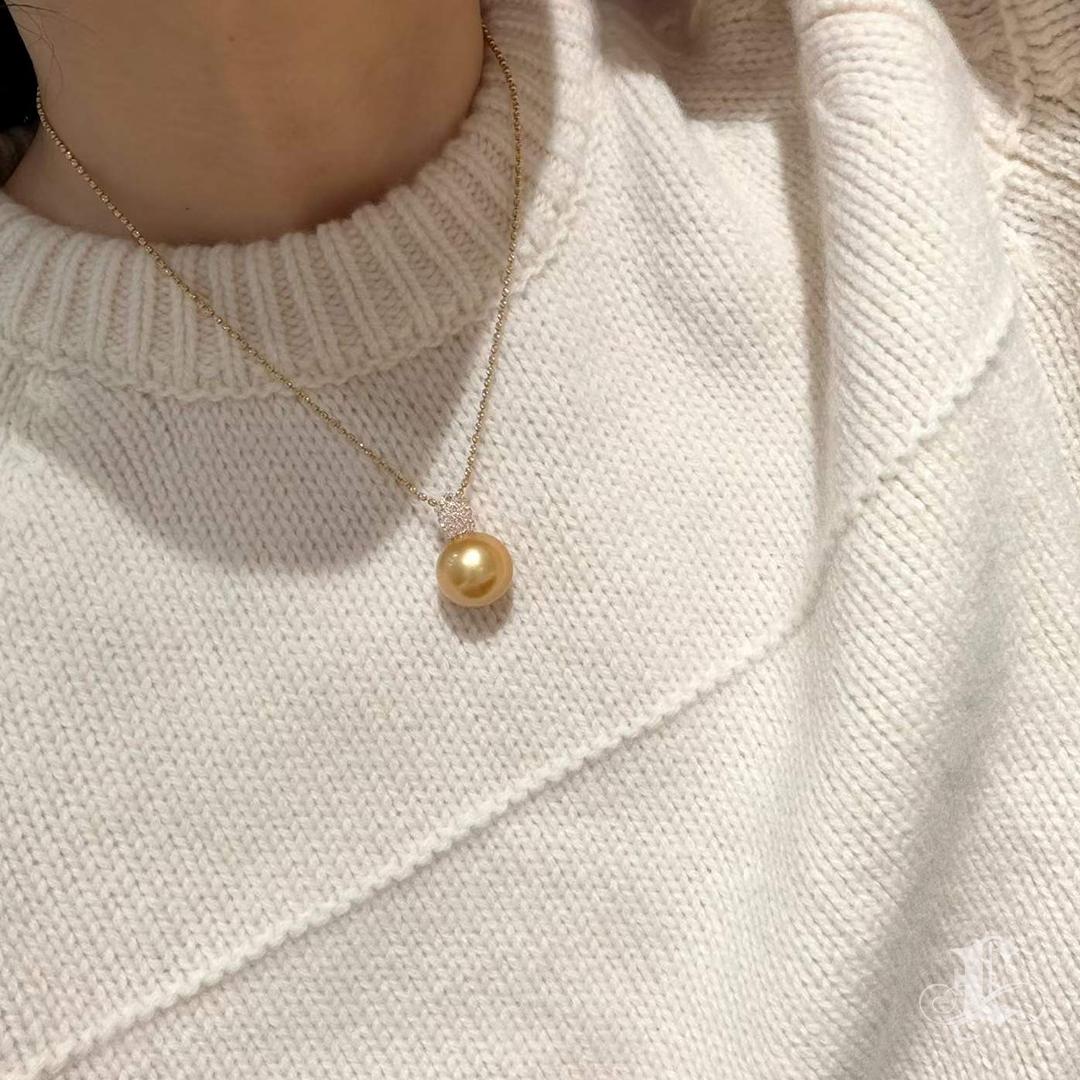 Grezzo Ciondolo con diamante e perla d'oro dei mari del sud certificata GIA in vendita