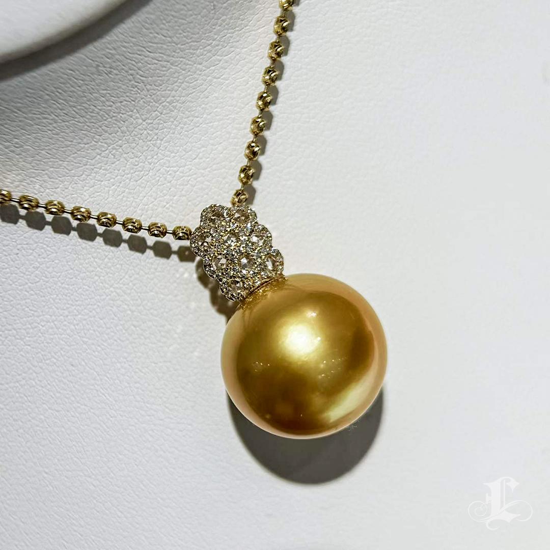 Donna Ciondolo con diamante e perla d'oro dei mari del sud certificata GIA in vendita