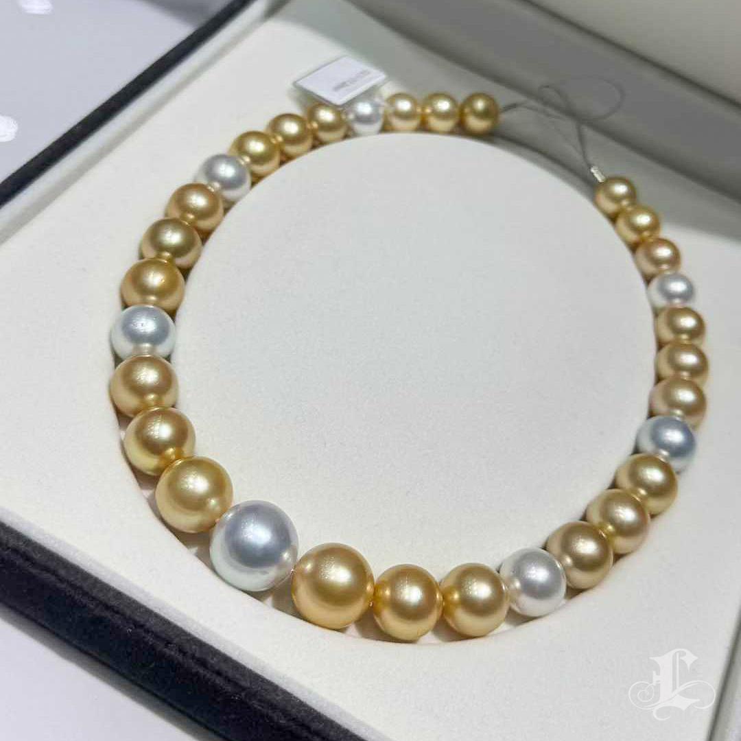 Corona Radiosa】 Collana Sinfonia di Perle dei Mari del Sud Aurora Abbraccio Dorato In condizioni Nuovo in vendita a New York, NY