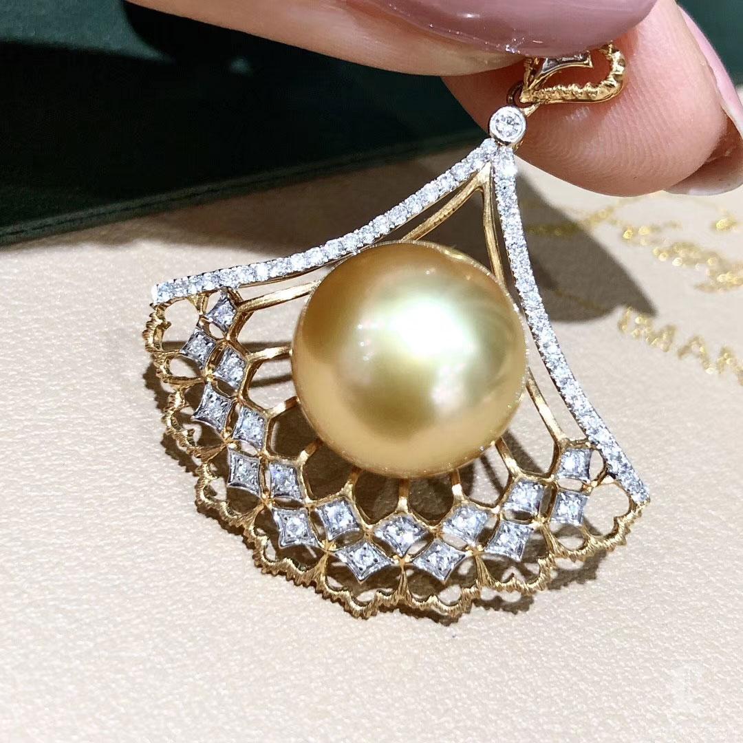 Ciondolo con diamanti e perle dei mari del sud dorate In condizioni Nuovo in vendita a New York, NY