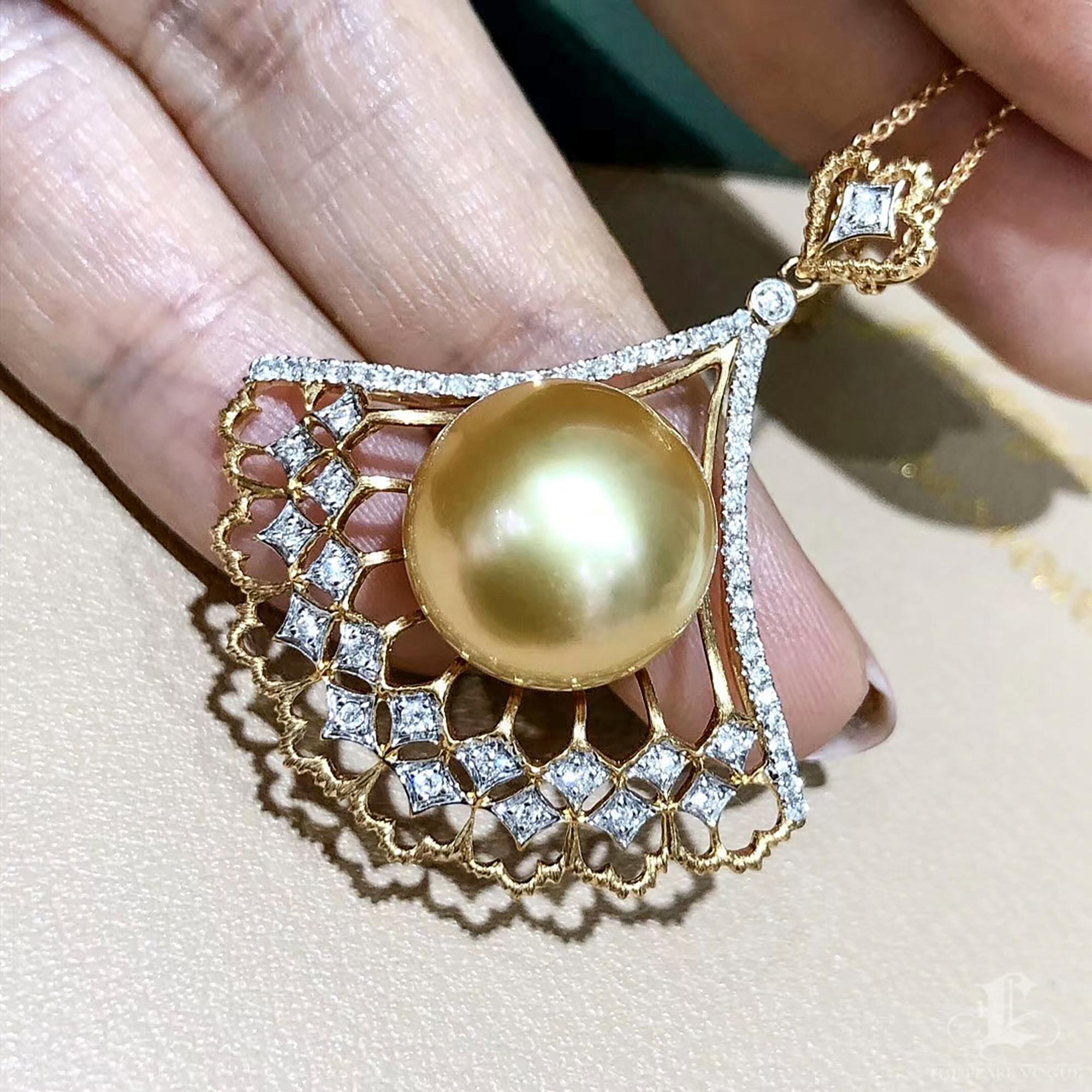 Donna Ciondolo con diamanti e perle dei mari del sud dorate in vendita