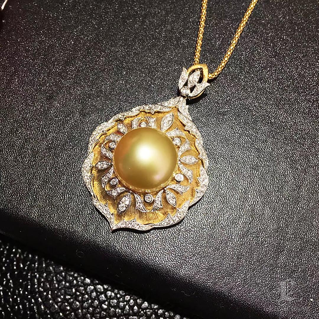 Ciondolo Regale con Diamante e Perla dei Mari del Sud Dorati in vendita 2