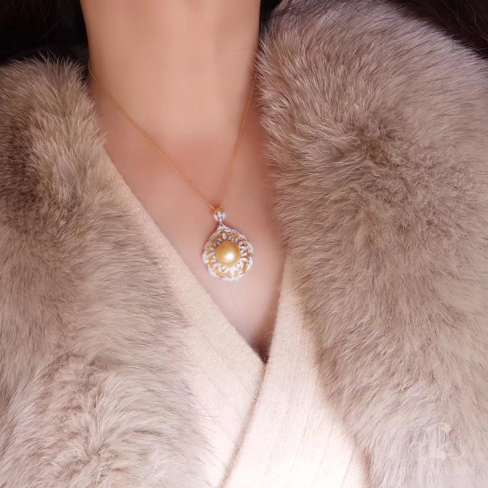 Grezzo Ciondolo Regale con Diamante e Perla dei Mari del Sud Dorati in vendita