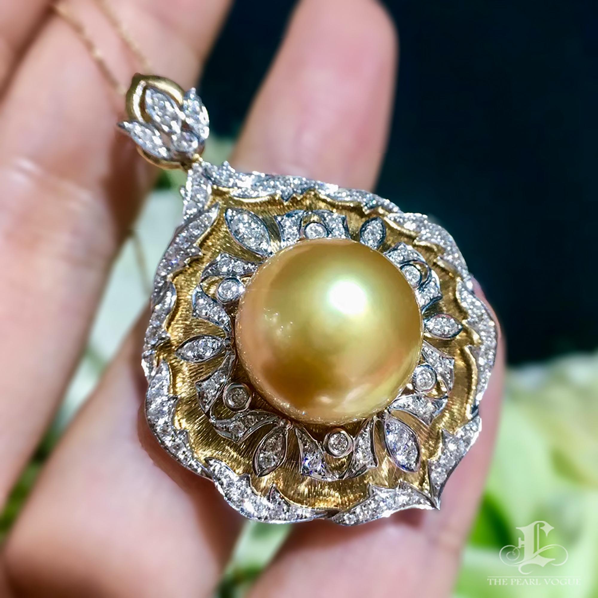 Ciondolo Regale con Diamante e Perla dei Mari del Sud Dorati In condizioni Nuovo in vendita a New York, NY