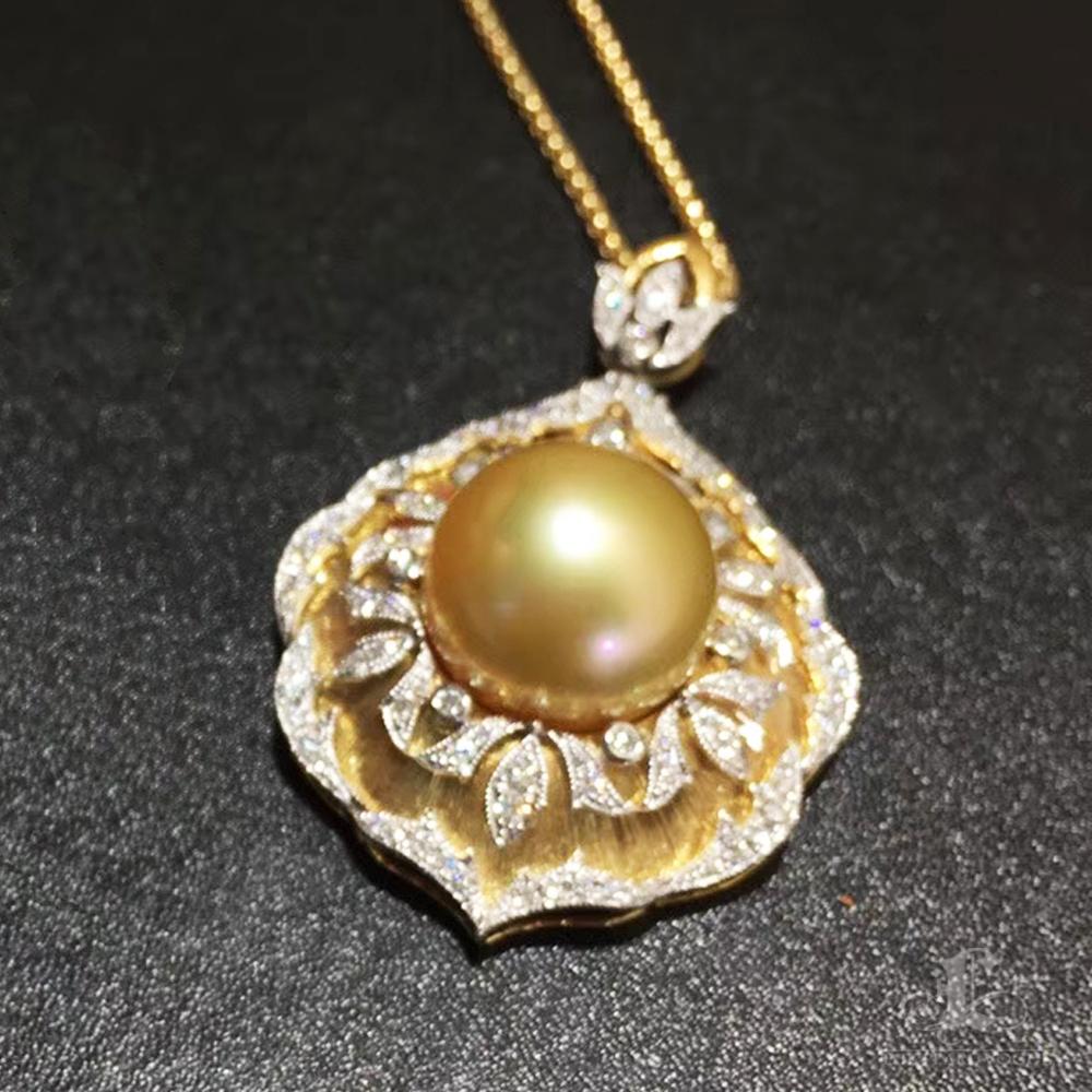 Donna Ciondolo Regale con Diamante e Perla dei Mari del Sud Dorati in vendita
