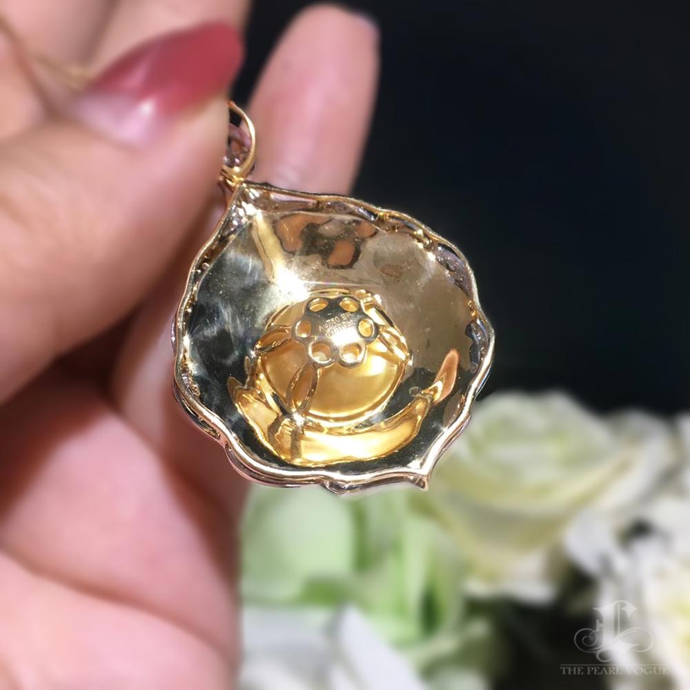 Ciondolo Regale con Diamante e Perla dei Mari del Sud Dorati in vendita 4