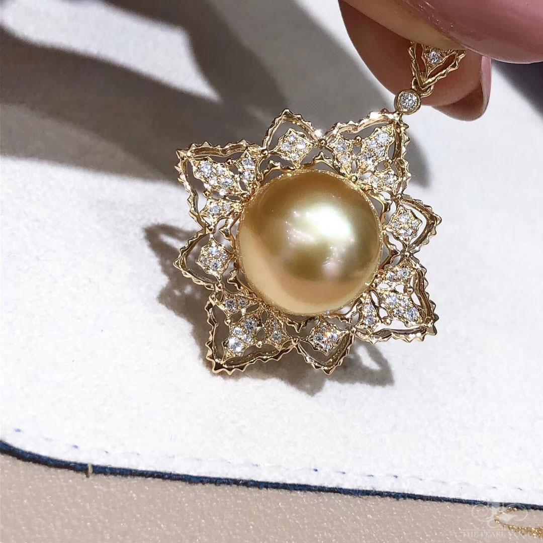 Ciondolo a stella con diamanti e perle dei mari del sud dorate In condizioni Nuovo in vendita a New York, NY