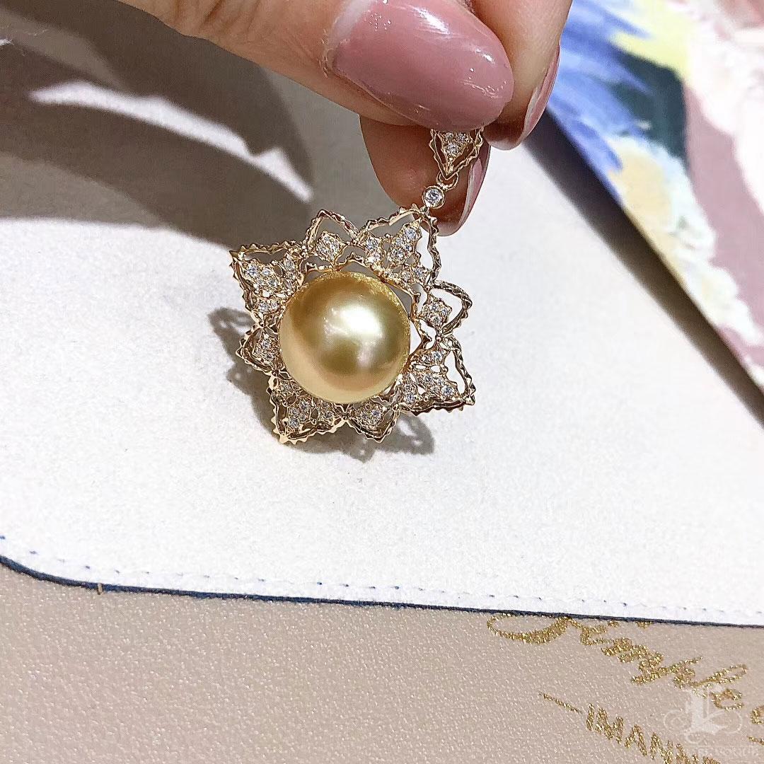 Ciondolo a stella con diamanti e perle dei mari del sud dorate in vendita 2
