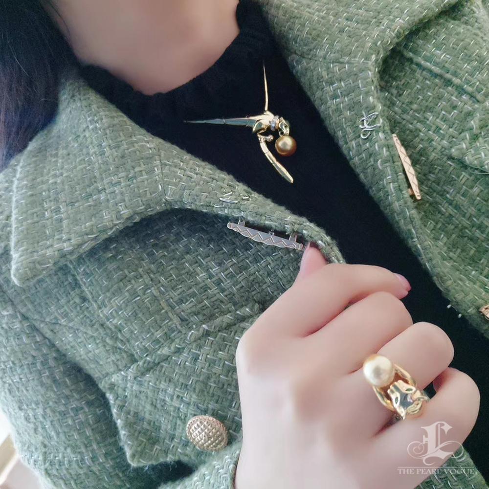 Grezzo Collana con collare di smeraldo e perle dei mari del Sud dorate in vendita