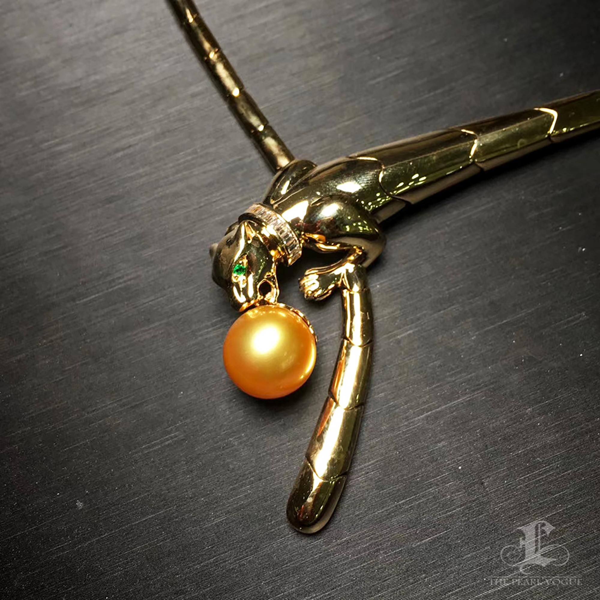 Collana con collare di smeraldo e perle dei mari del Sud dorate in vendita 1
