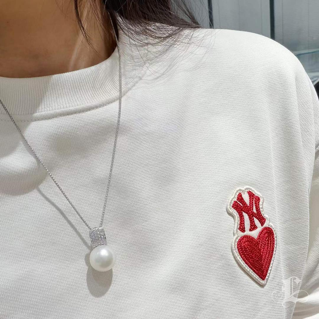 Grezzo Ciondolo con diamante e perla dei mari del sud da 15 mm in vendita