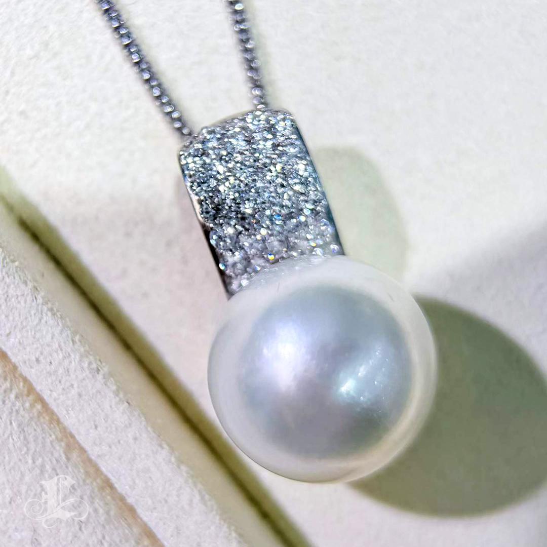 Donna Ciondolo con diamante e perla dei mari del sud da 15 mm in vendita