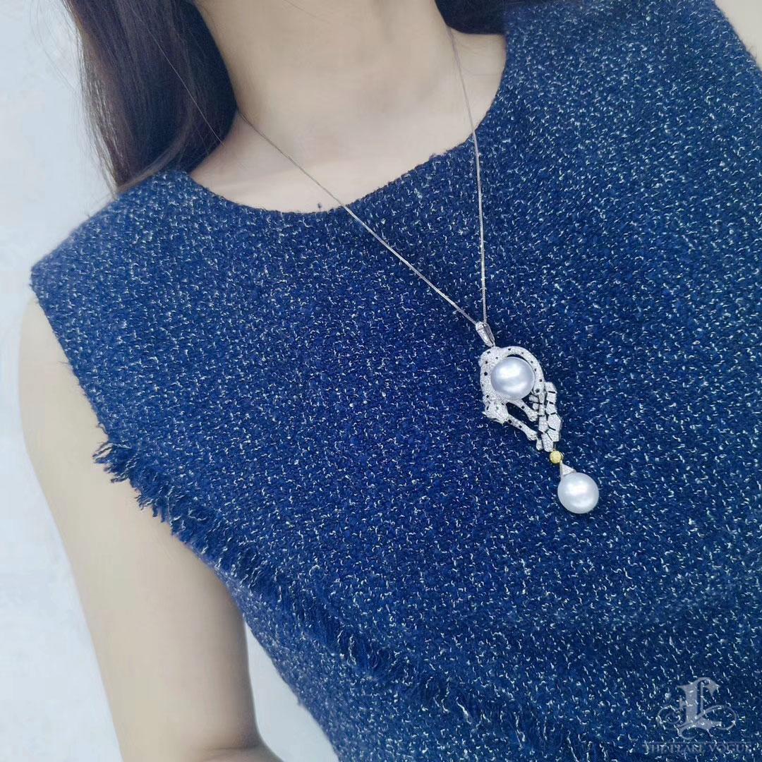 Grezzo Ciondolo con diamante e perla dei mari del sud della Pantera Maestosa in vendita