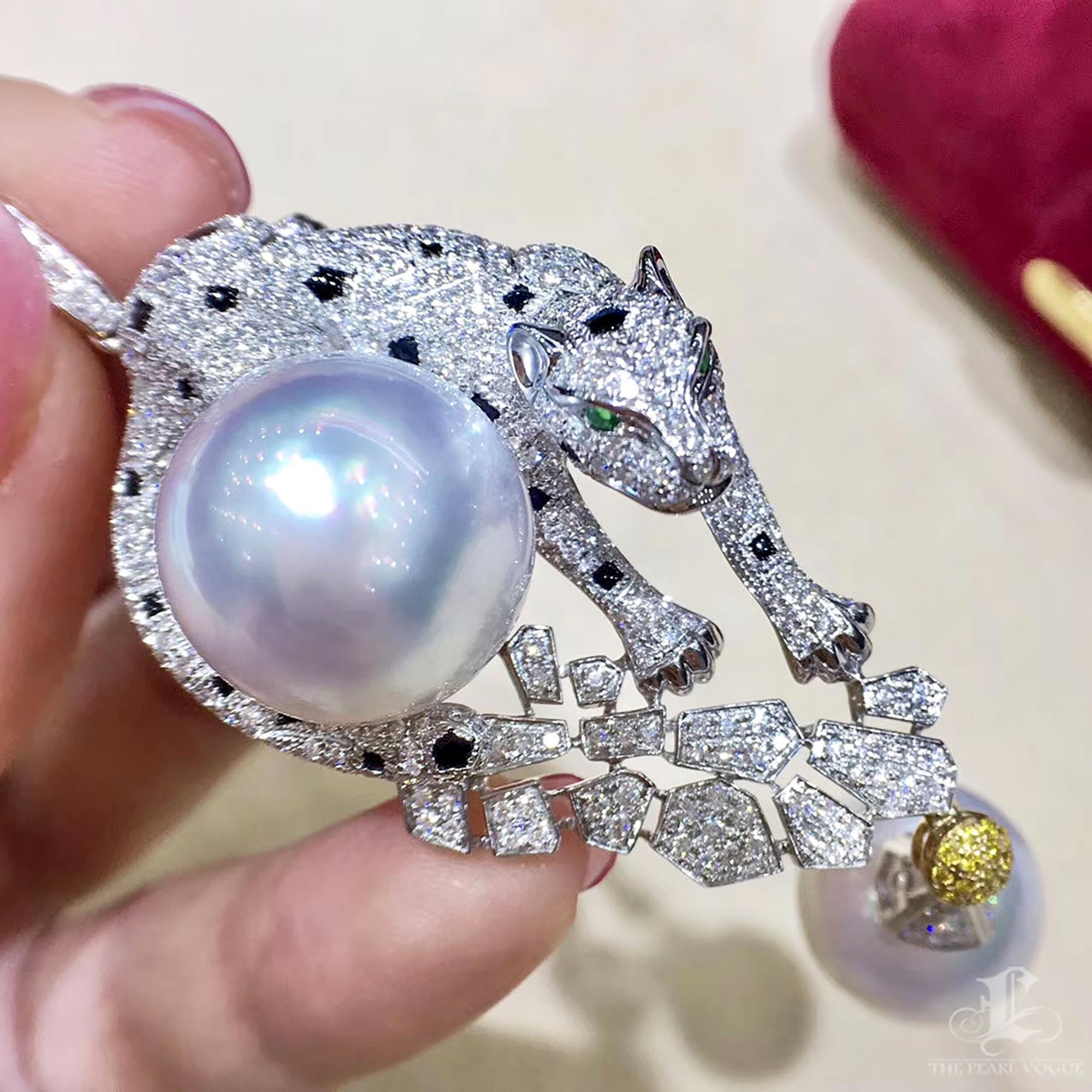Donna Ciondolo con diamante e perla dei mari del sud della Pantera Maestosa in vendita