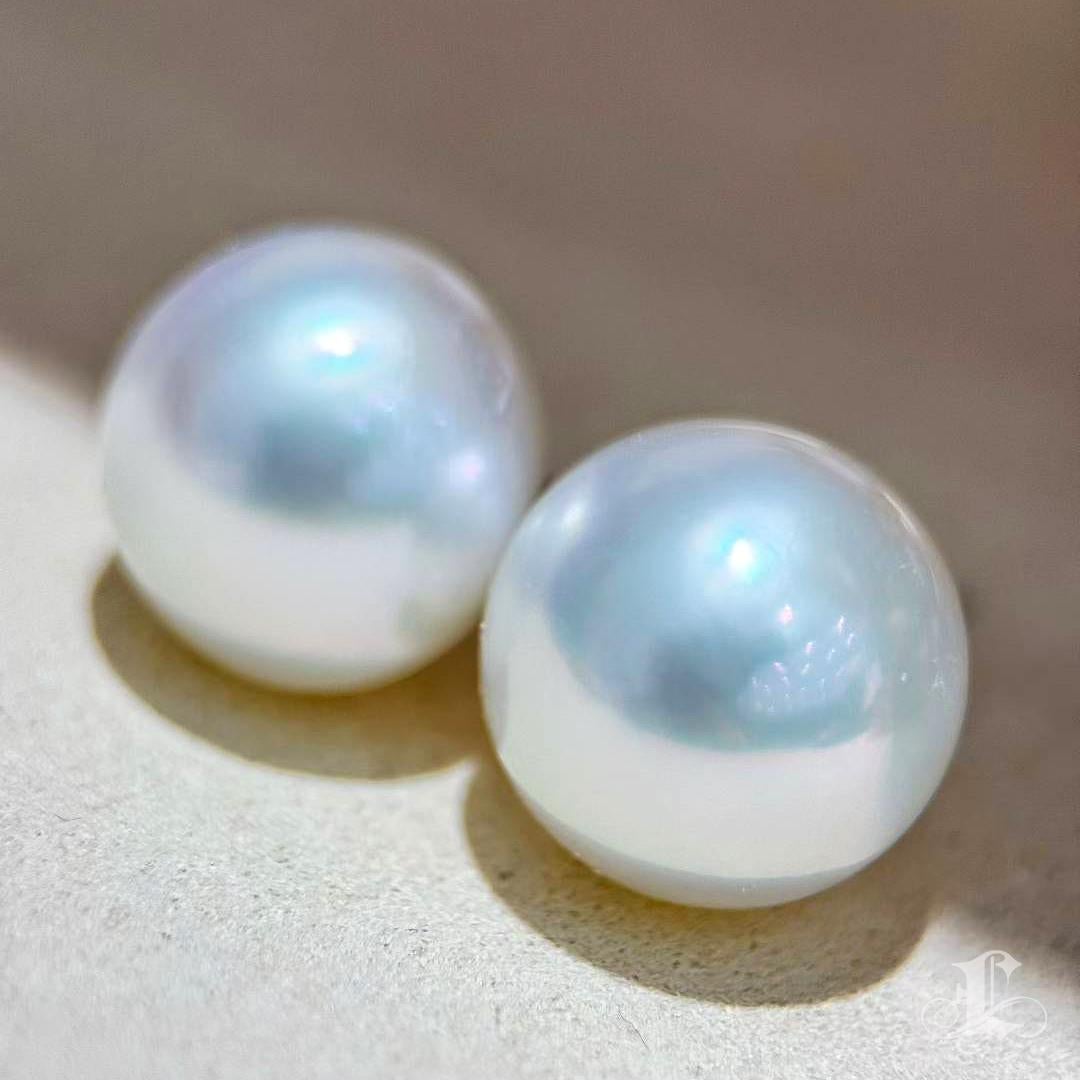 【Lustre Arc】One-of-a-Kind 12.3mm South Sea Pearl Button-Round Stud Earrings In New Condition For Sale In New York, NY