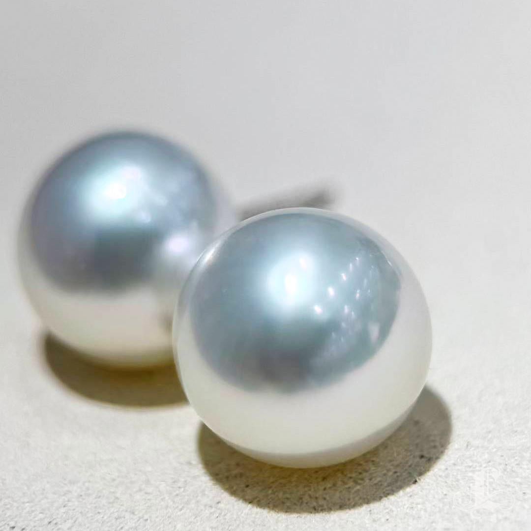 Women's 【Lustre Arc】One-of-a-Kind 12.3mm South Sea Pearl Button-Round Stud Earrings For Sale
