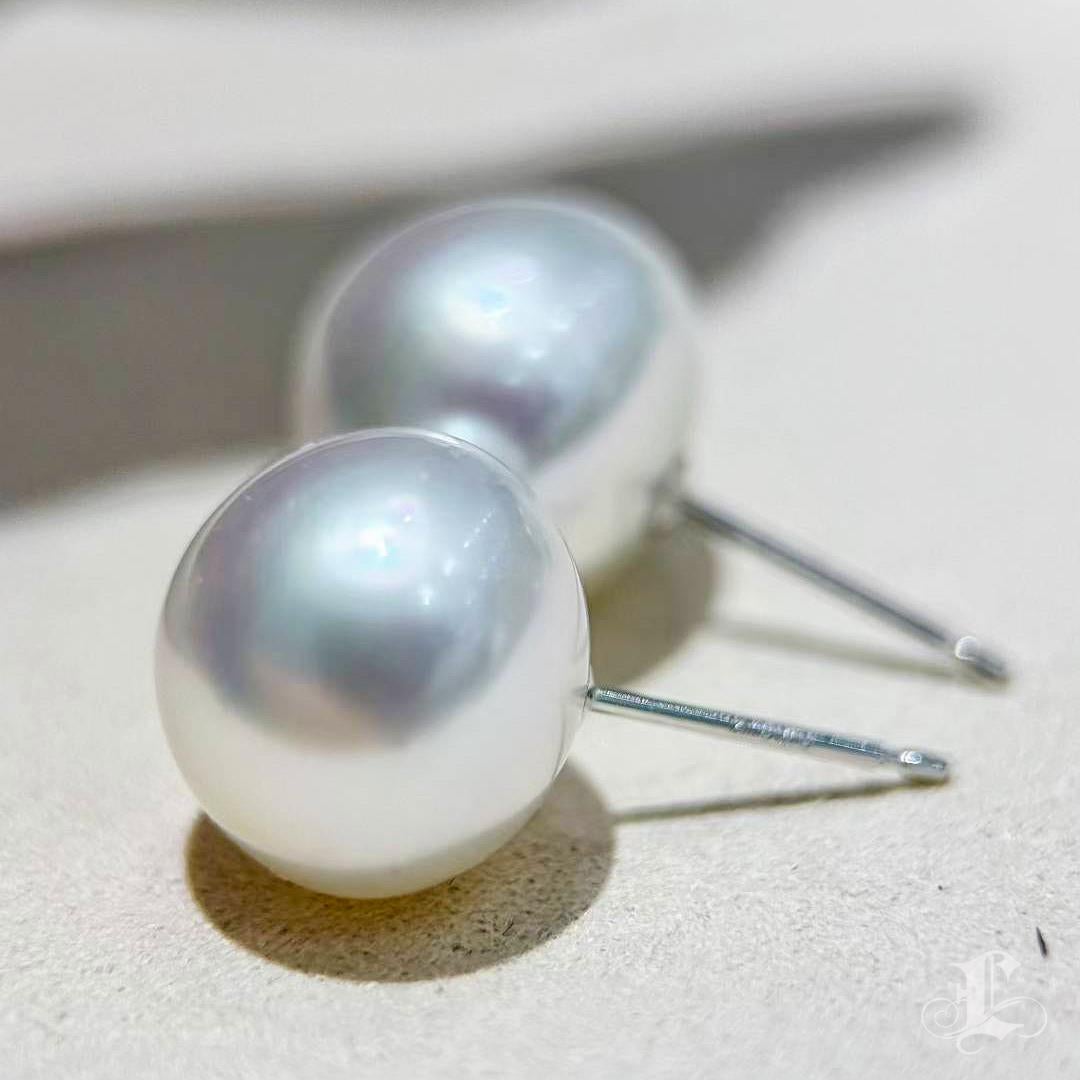 【Lustre Arc】One-of-a-Kind 12.3mm South Sea Pearl Button-Round Stud Earrings For Sale 1